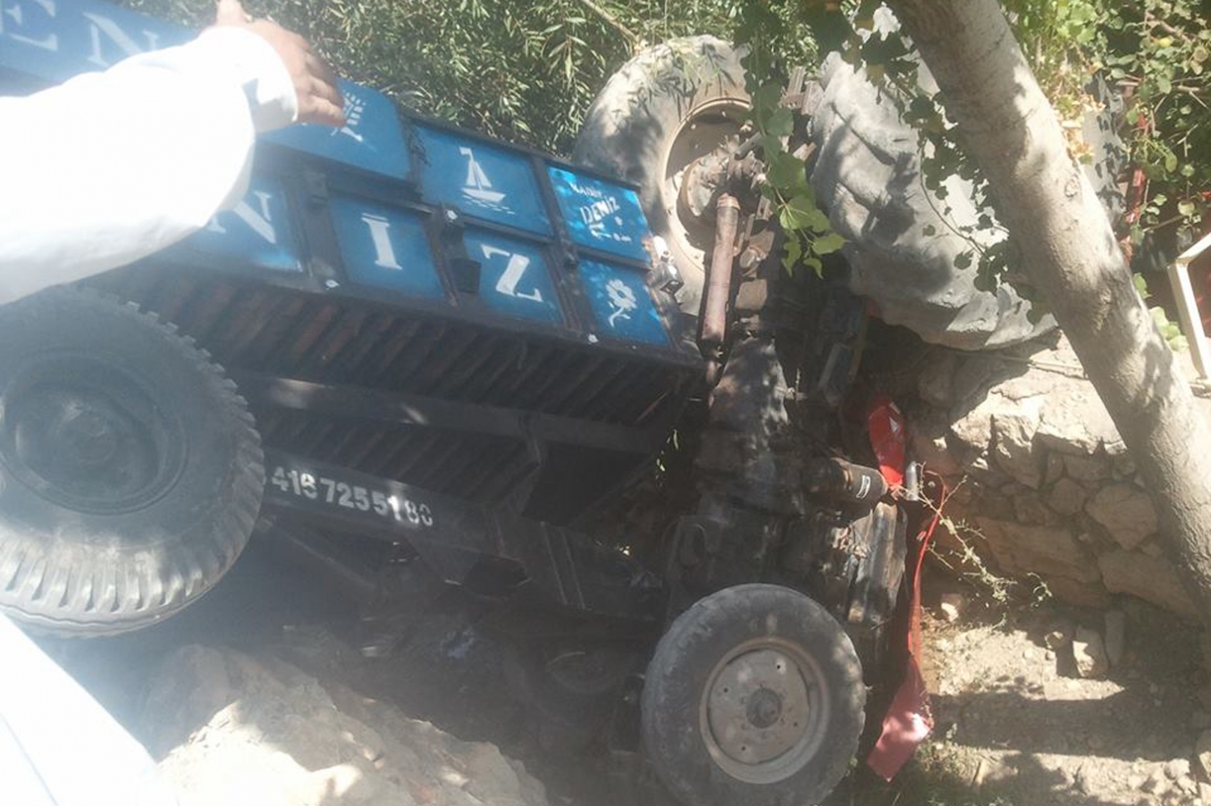 Kâhta’da traktör devrildi: 1 yaralı